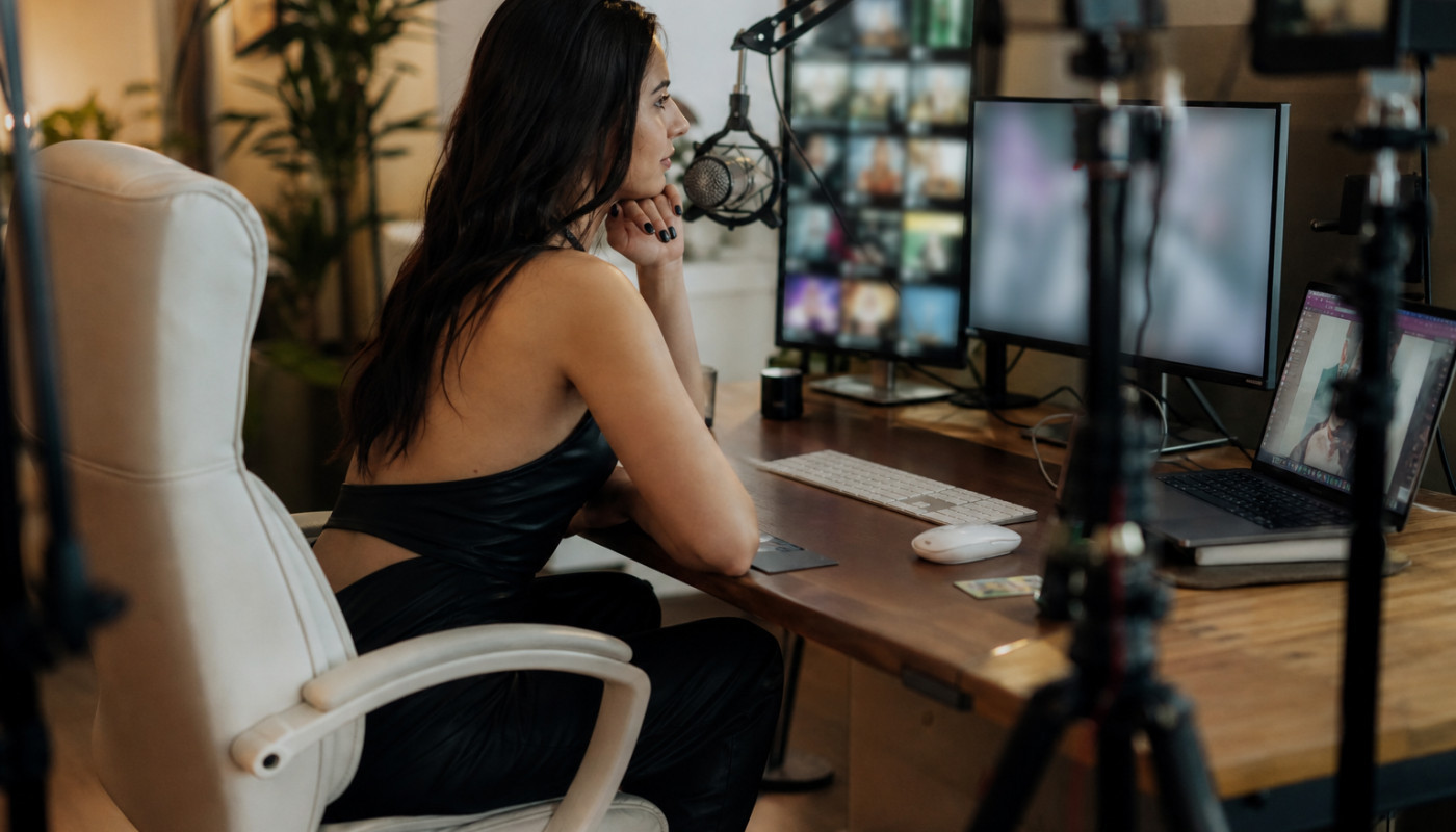 Impatto dell'industria delle camgirl sulla moderna economia digitale